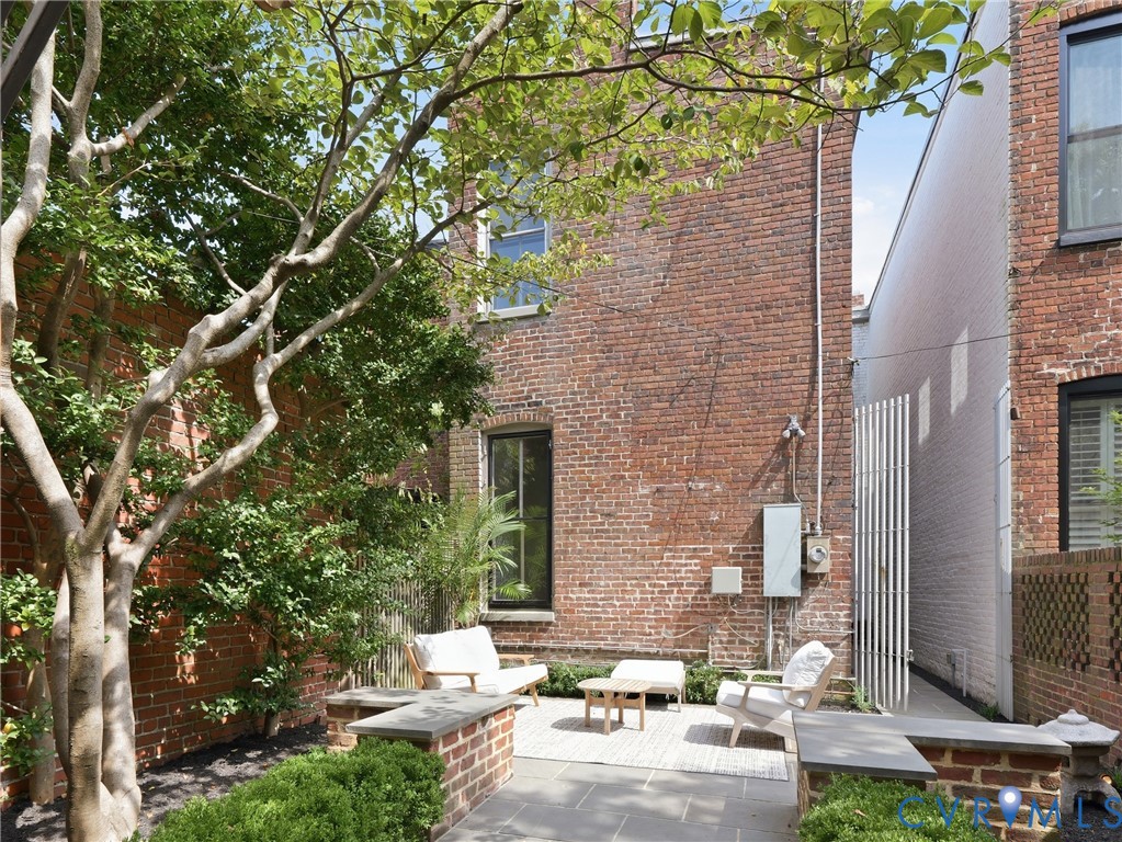 112 N Harvie St