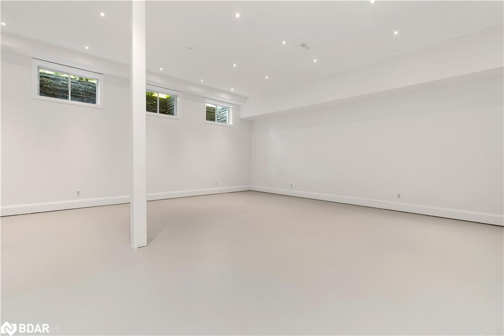 6 Midves Court