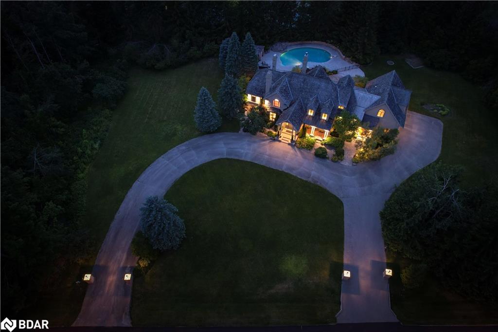 6 Midves Court