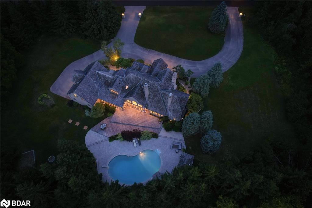 6 Midves Court