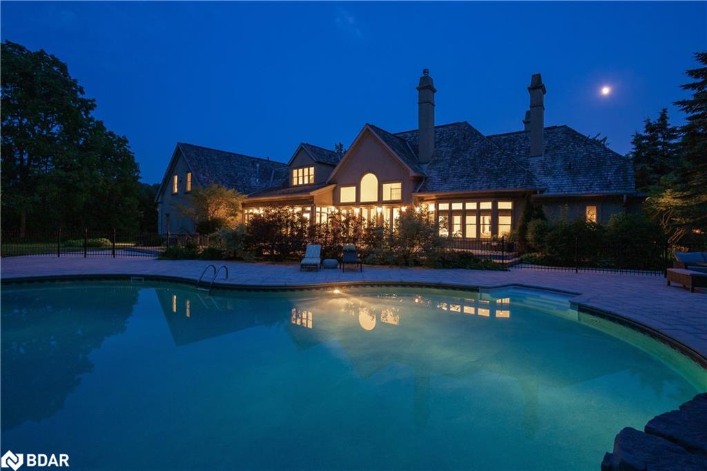 6 Midves Court