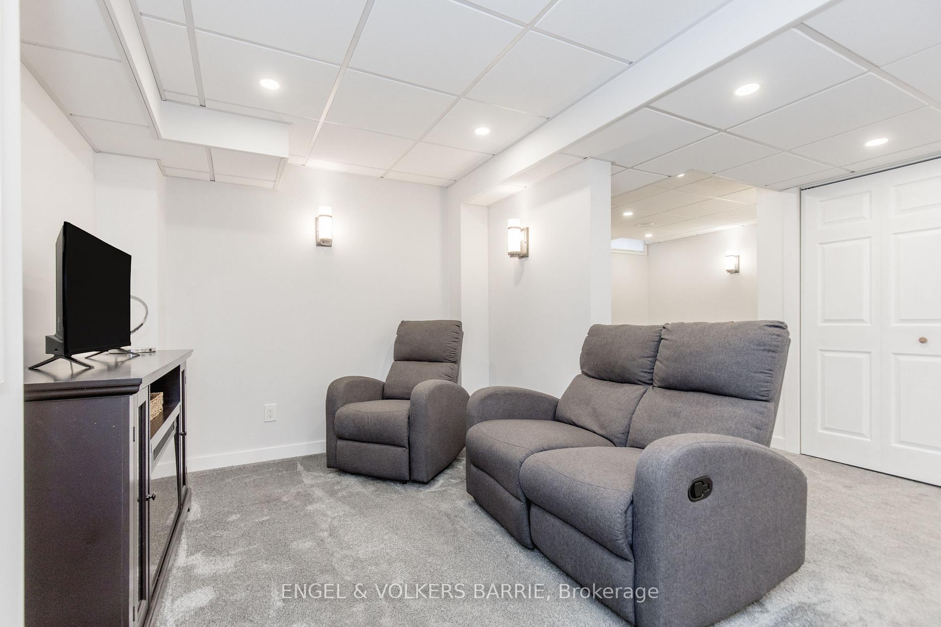 24 Legion Way, Essa, ON L3W 0M7