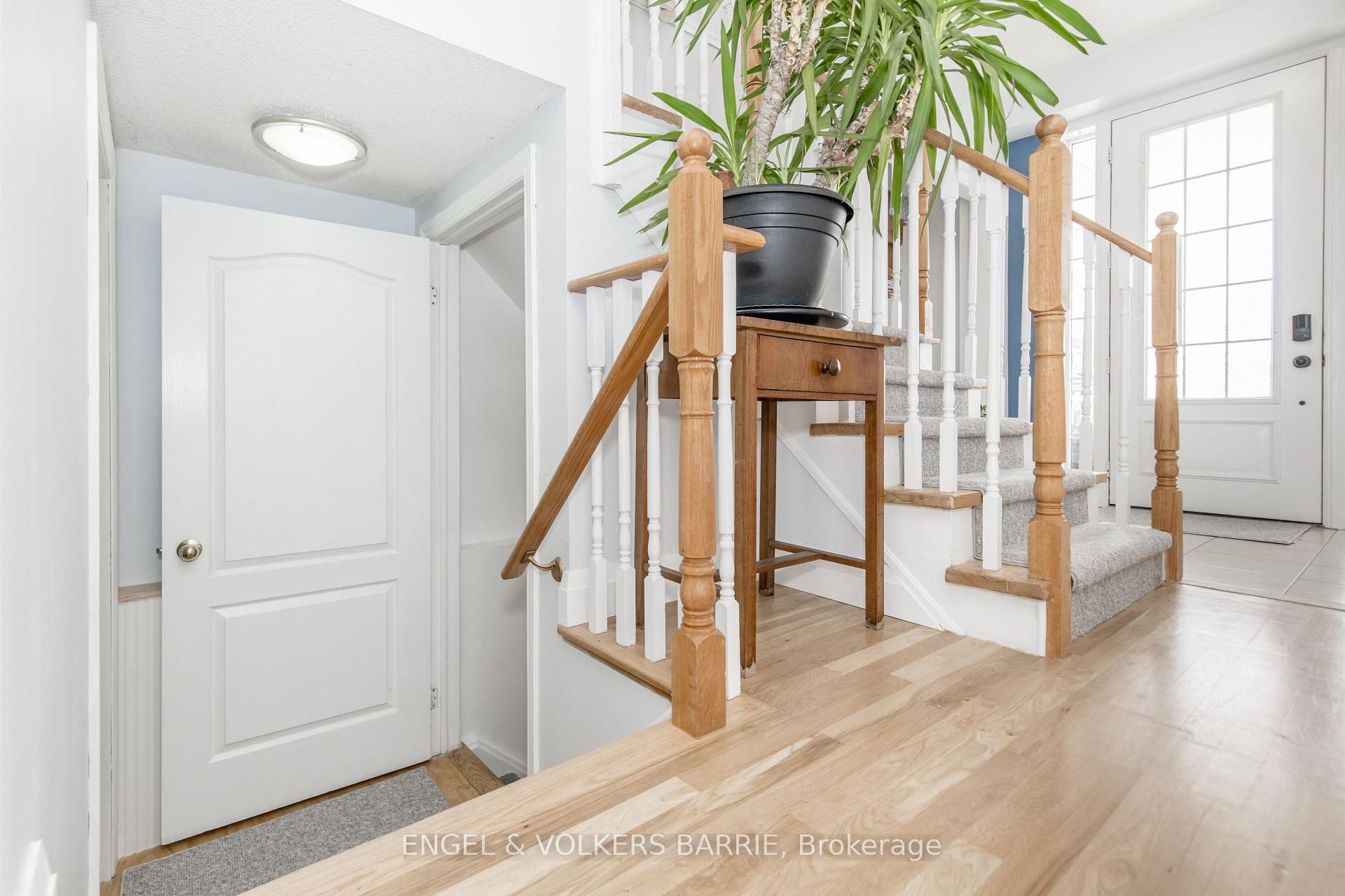 24 Legion Way, Essa, ON L3W 0M7