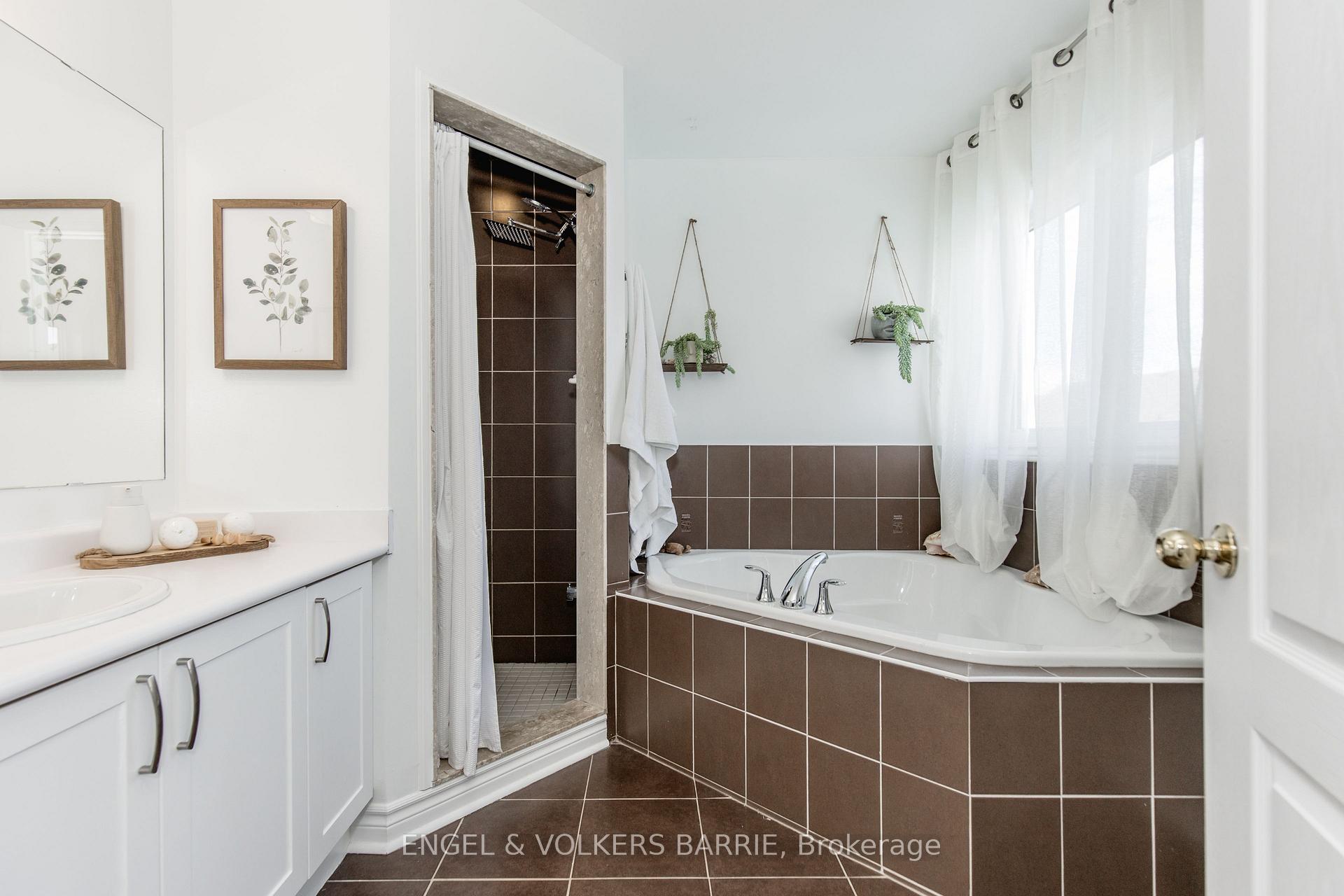 24 Legion Way, Essa, ON L3W 0M7