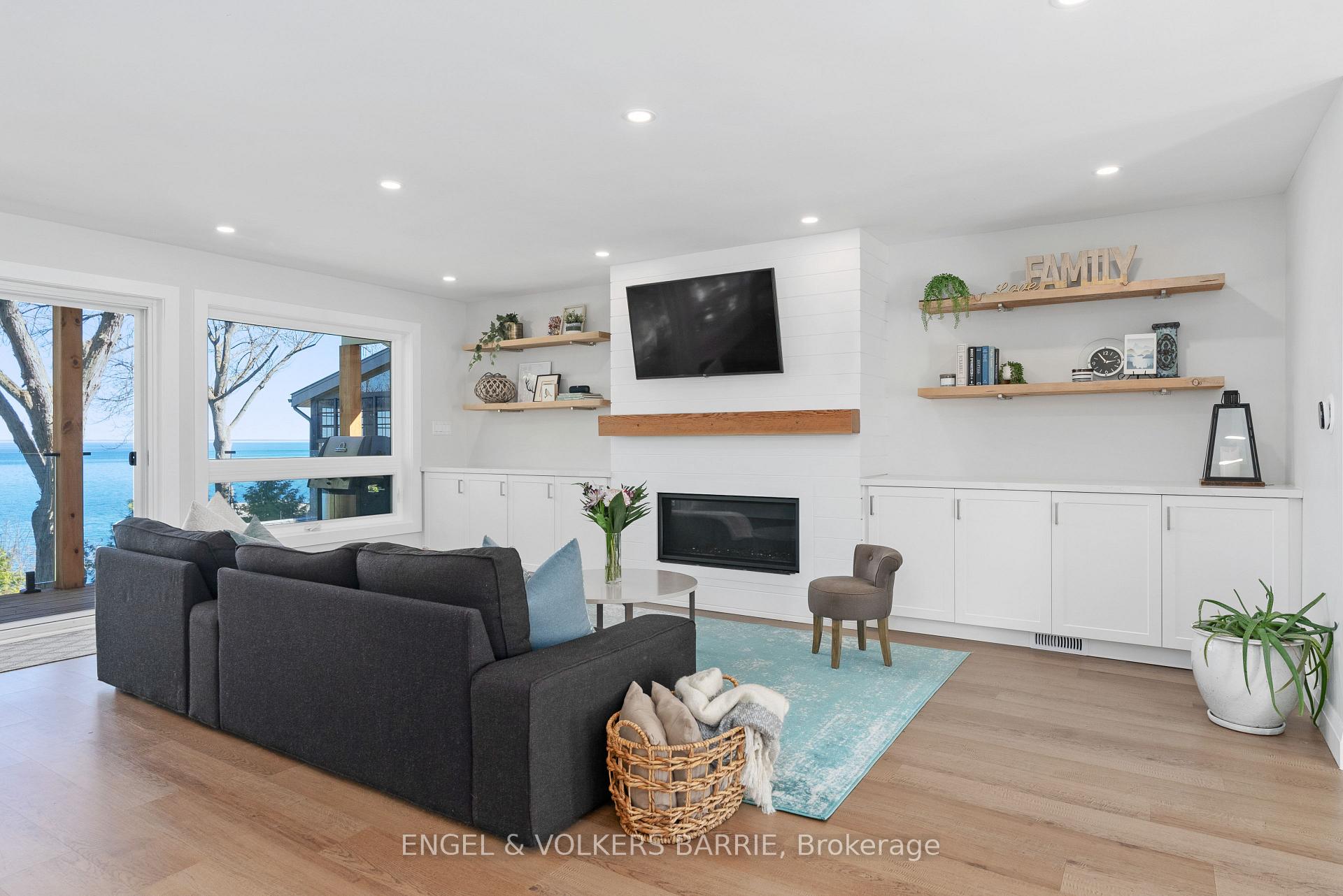 2371 Lakeshore Road E