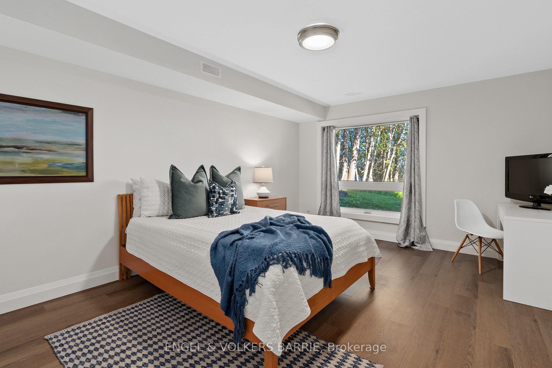 2371 Lakeshore Road E