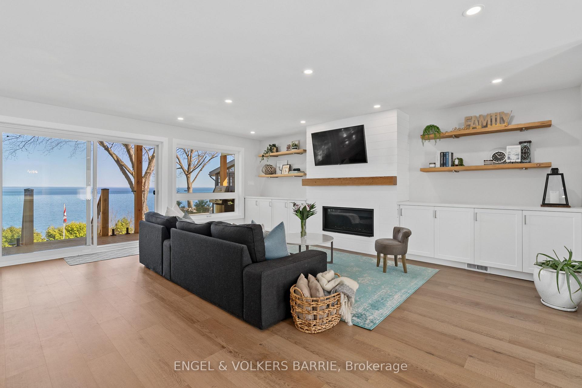 2371 Lakeshore Road E