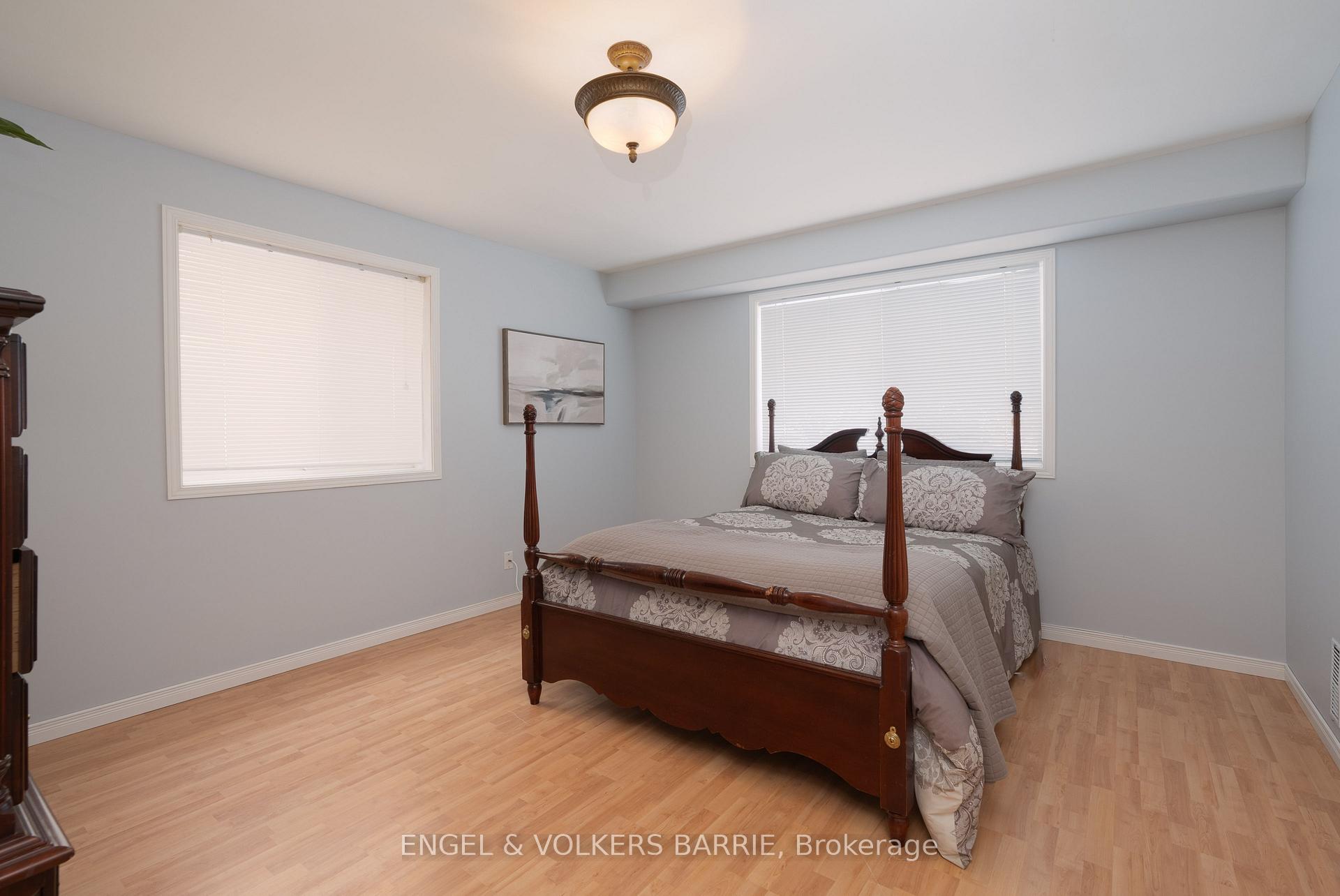 302 Livingstone Street E, Barrie, ON L4M 6P3