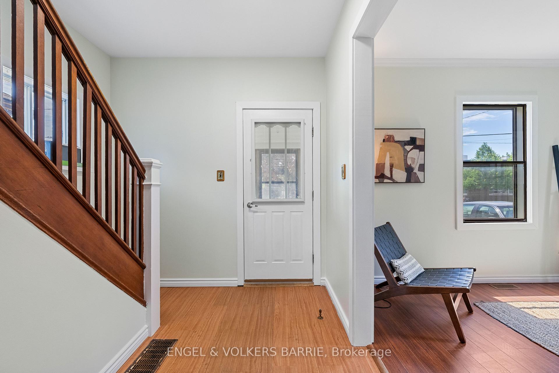 8 GEORGE Street N