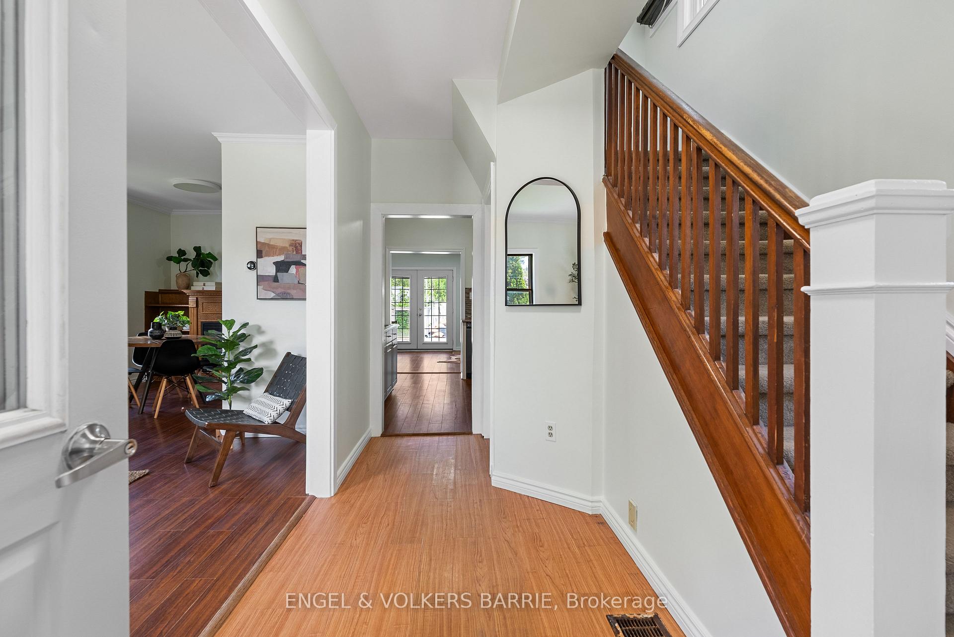 8 GEORGE Street N