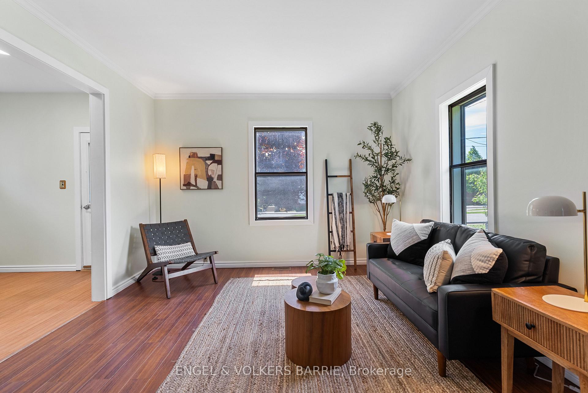8 GEORGE Street N