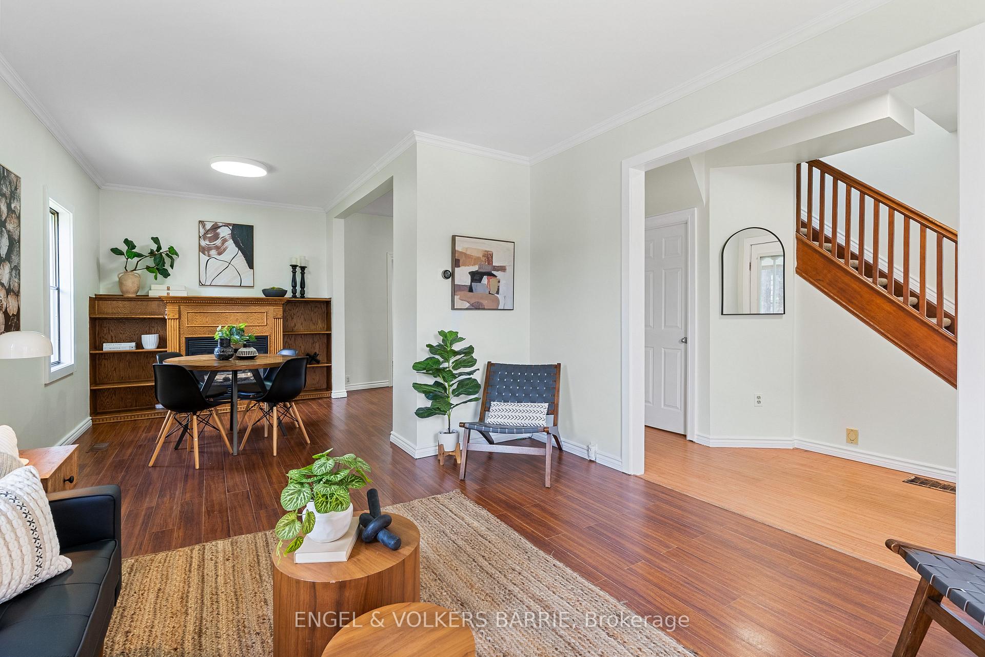 8 GEORGE Street N