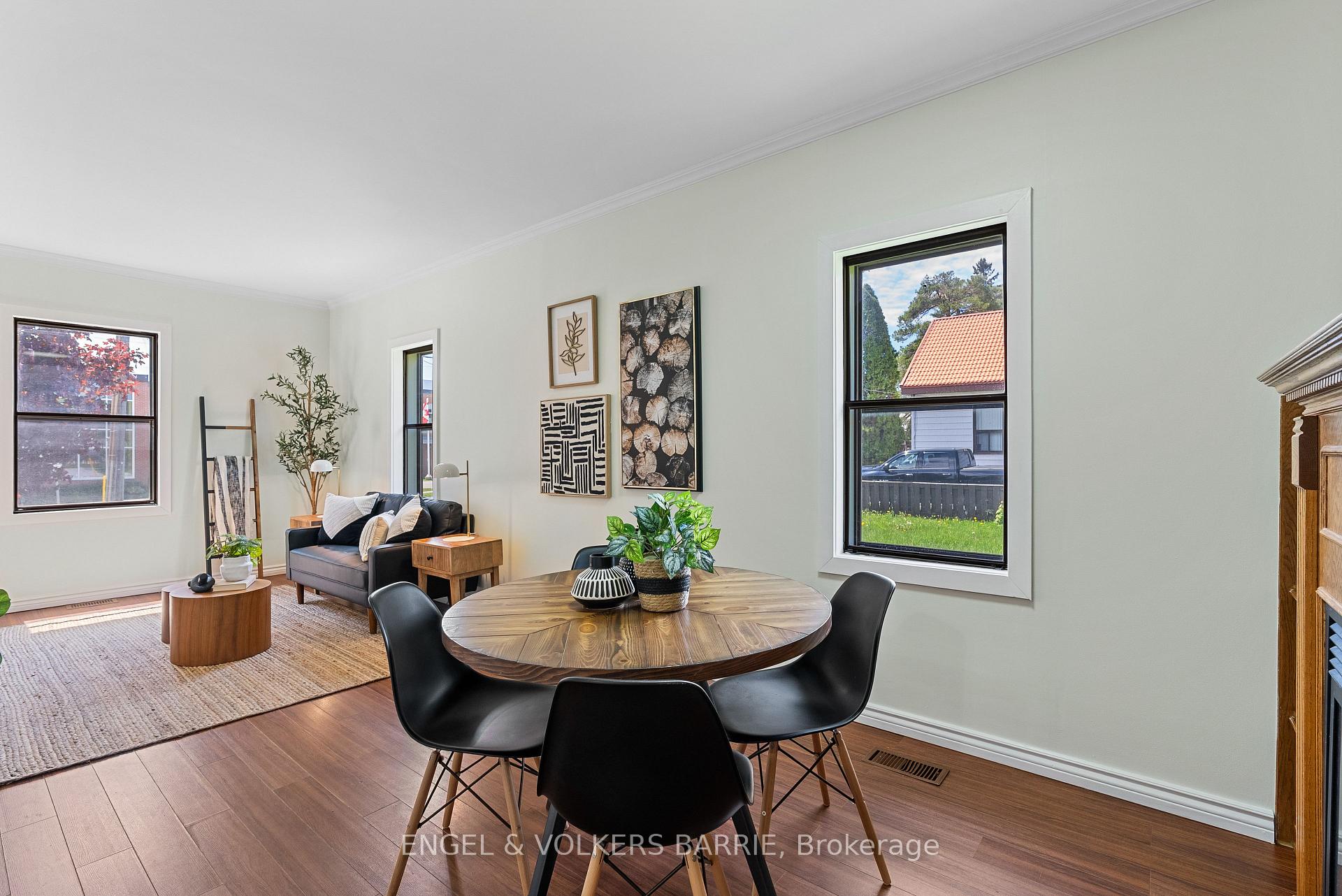 8 GEORGE Street N