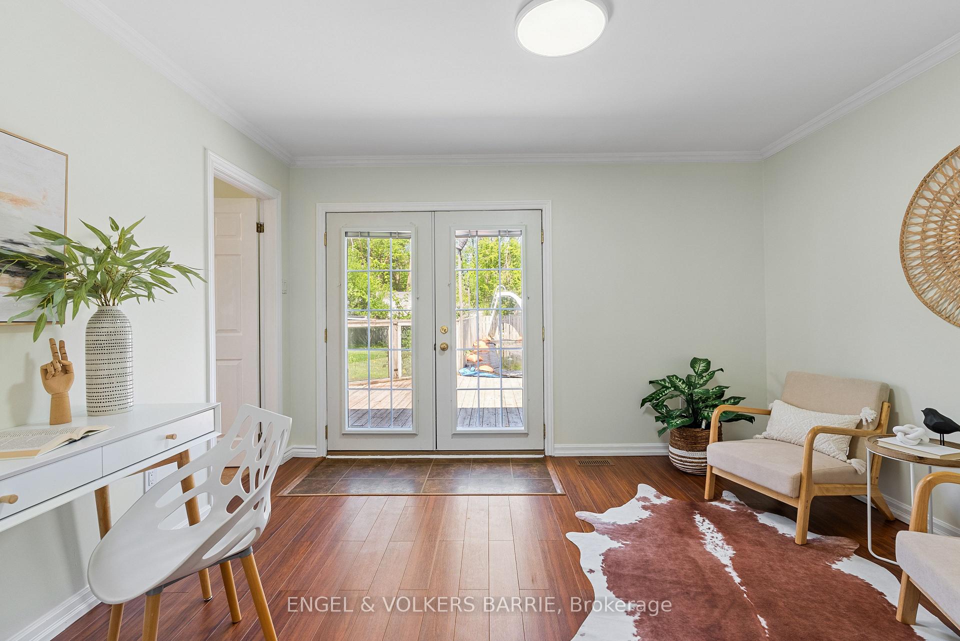 8 GEORGE Street N