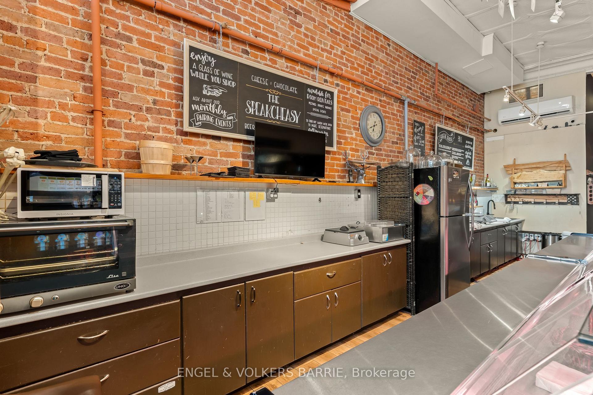 123 E Dunlop Street E