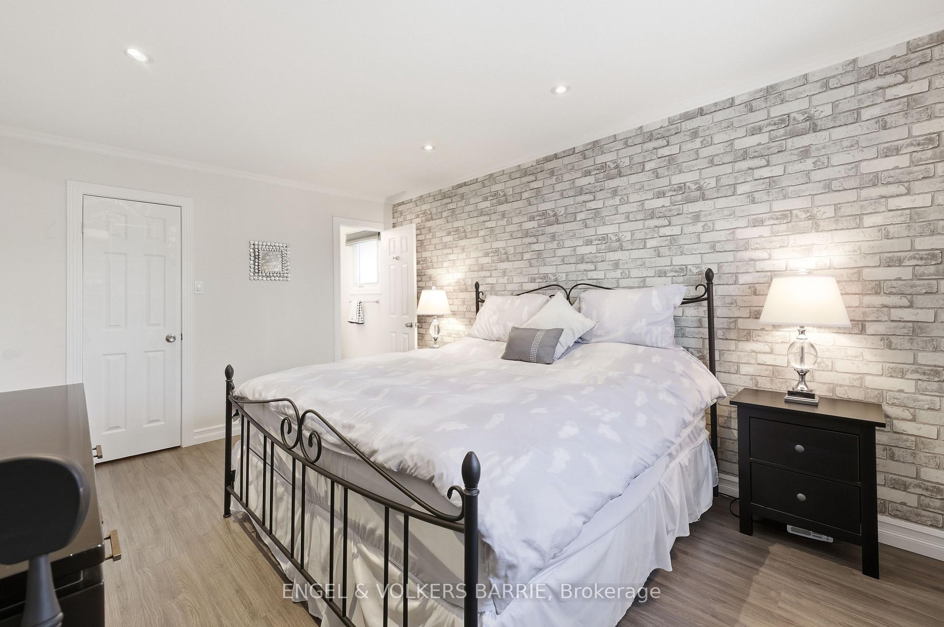 3056 Silverthorn Drive, Oakville, ON L6L 5N7