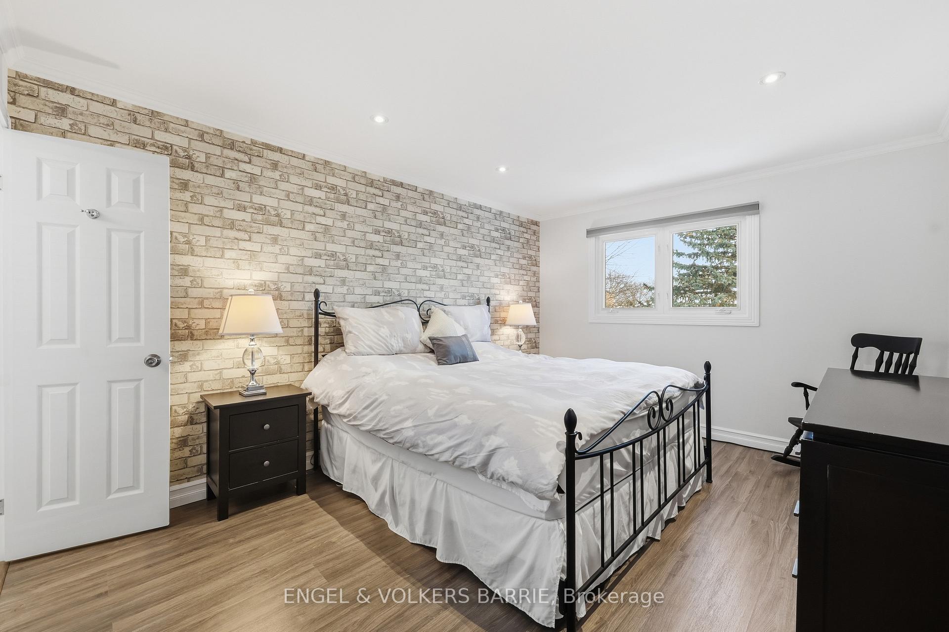 3056 Silverthorn Drive, Oakville, ON L6L 5N7