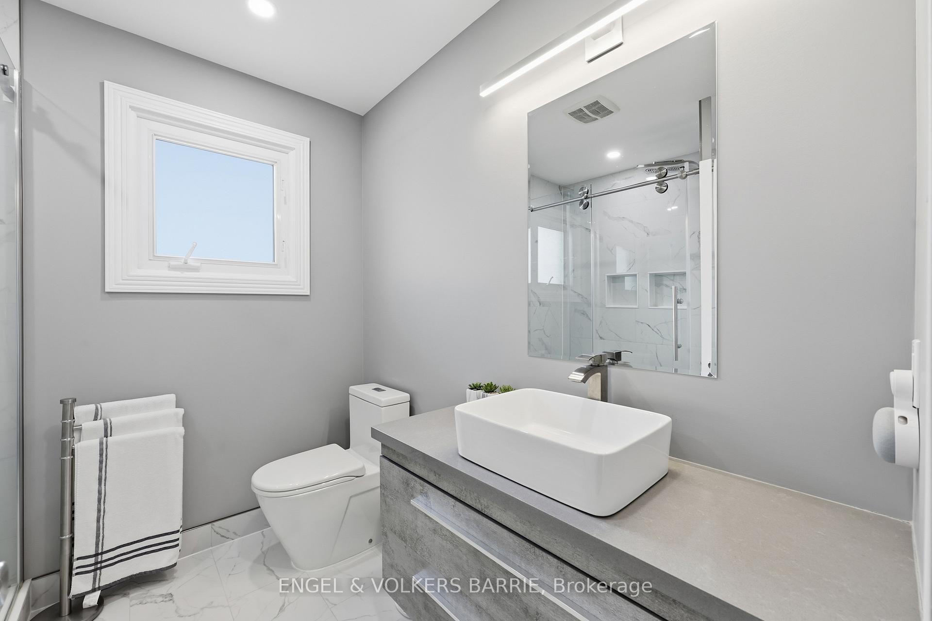 3056 Silverthorn Drive, Oakville, ON L6L 5N7