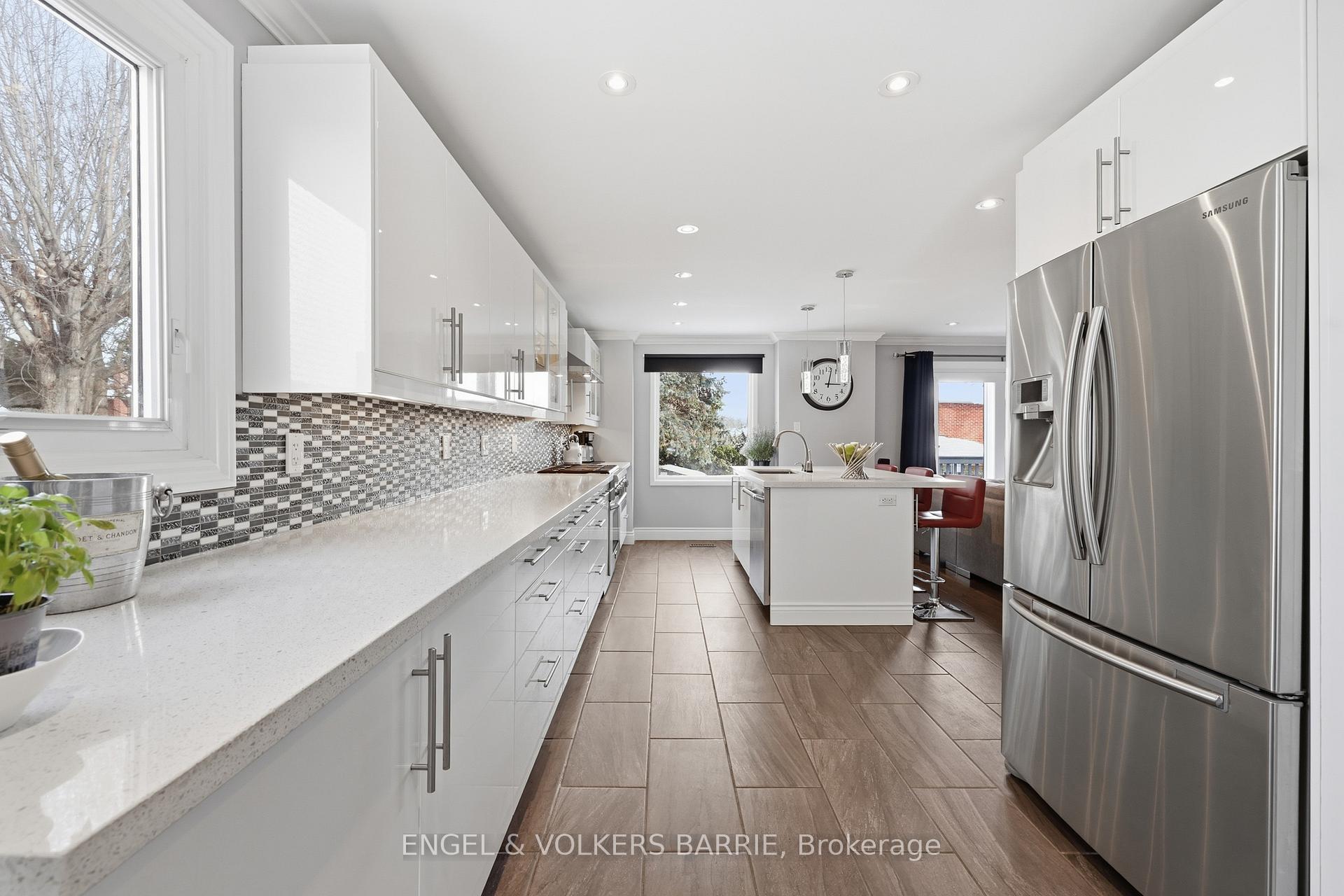 3056 Silverthorn Drive, Oakville, ON L6L 5N7