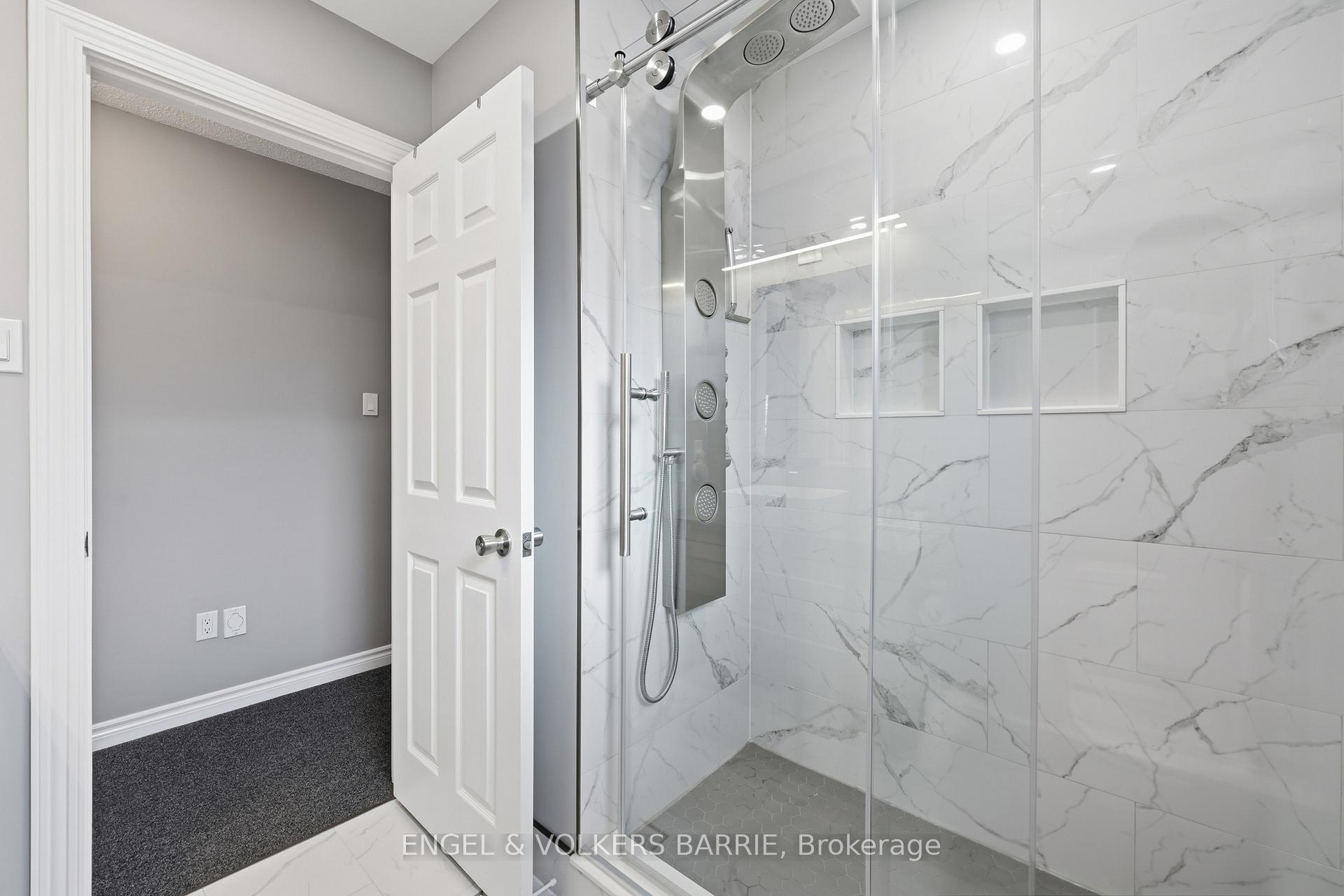 3056 Silverthorn Drive, Oakville, ON L6L 5N7