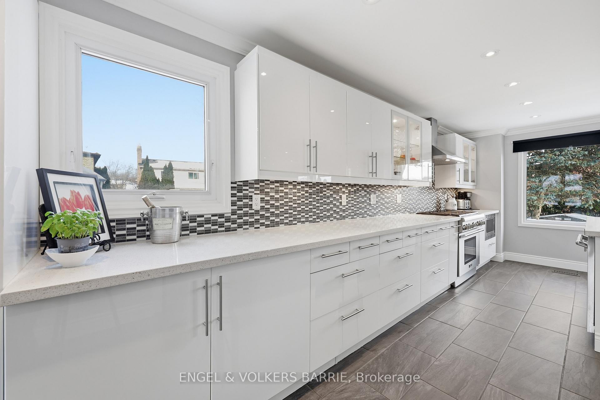 3056 Silverthorn Drive, Oakville, ON L6L 5N7