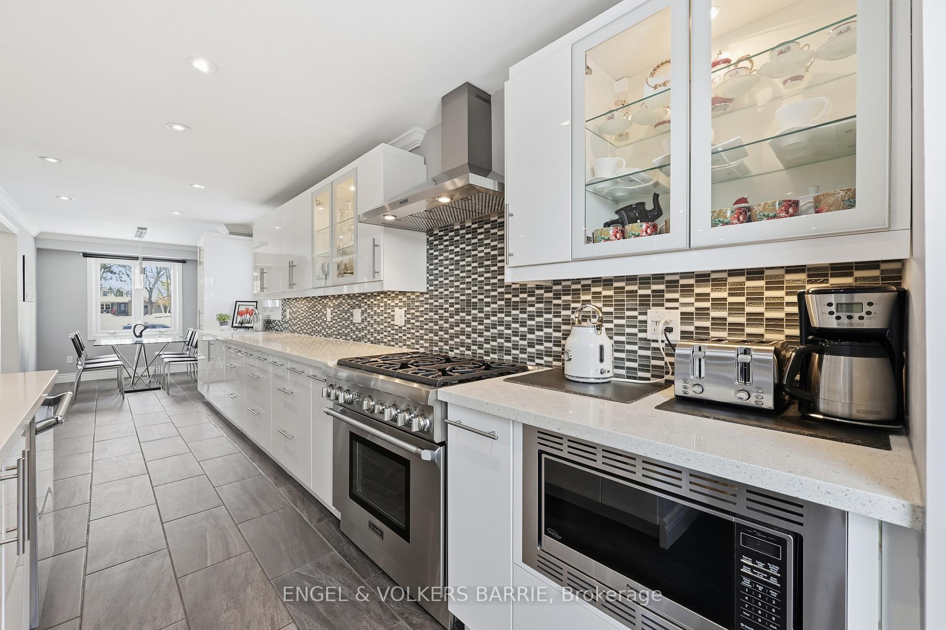 3056 Silverthorn Drive, Oakville, ON L6L 5N7