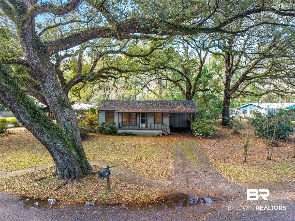 907 Dauphine Circle
