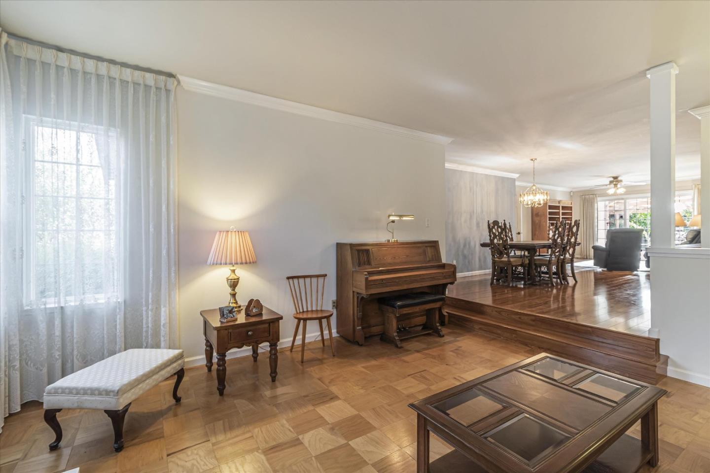 1082 Queen Anne DR