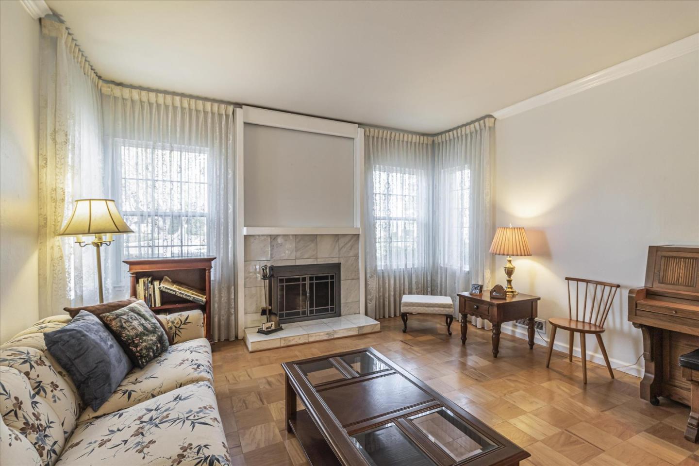 1082 Queen Anne DR