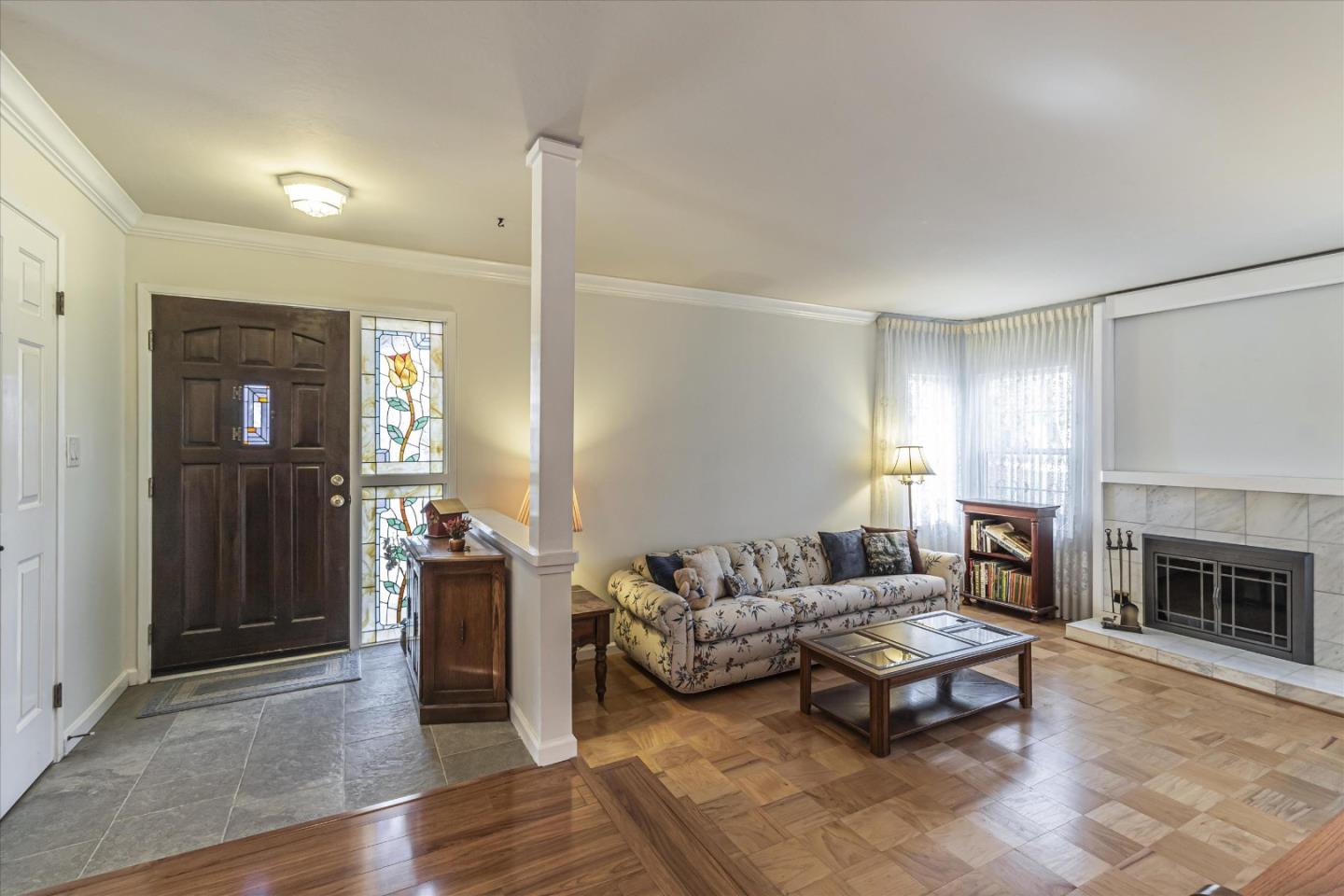 1082 Queen Anne DR