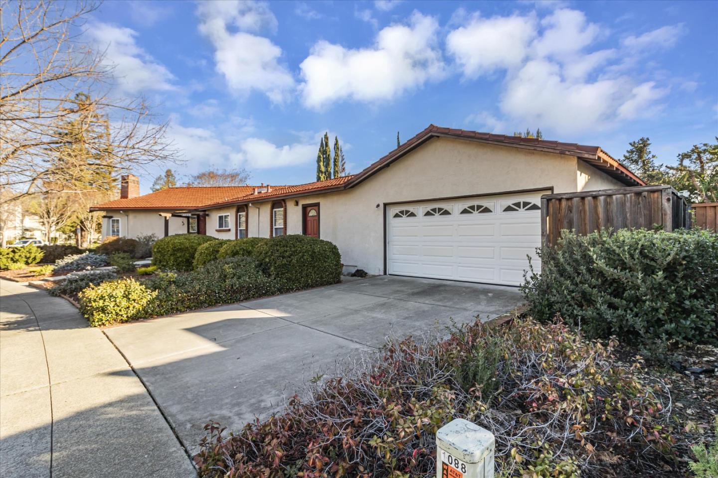 1082 Queen Anne DR