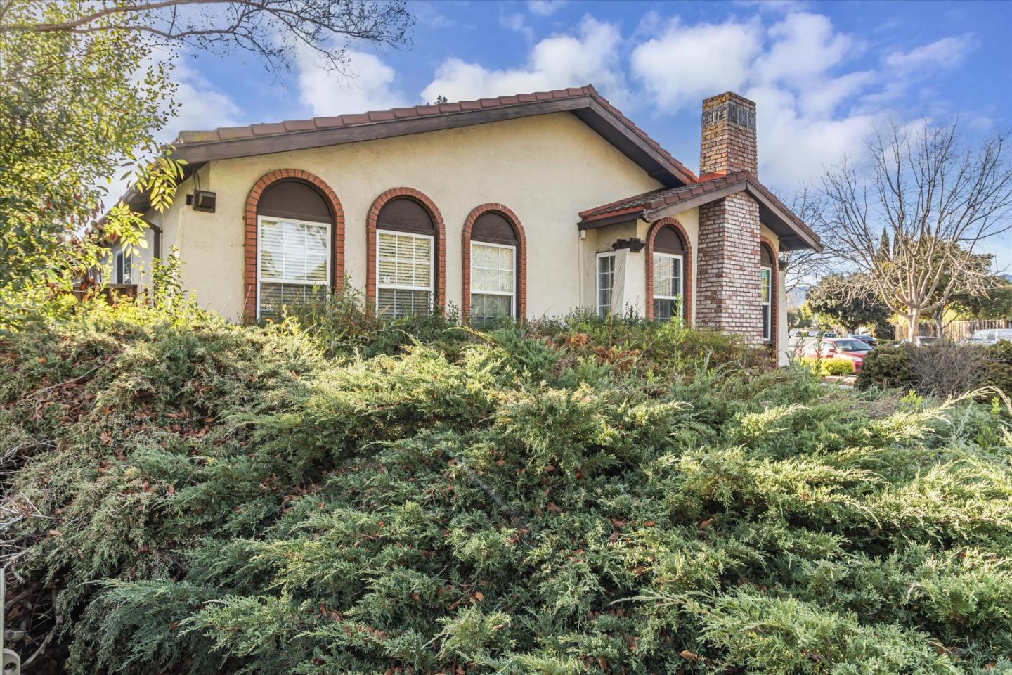 1082 Queen Anne DR