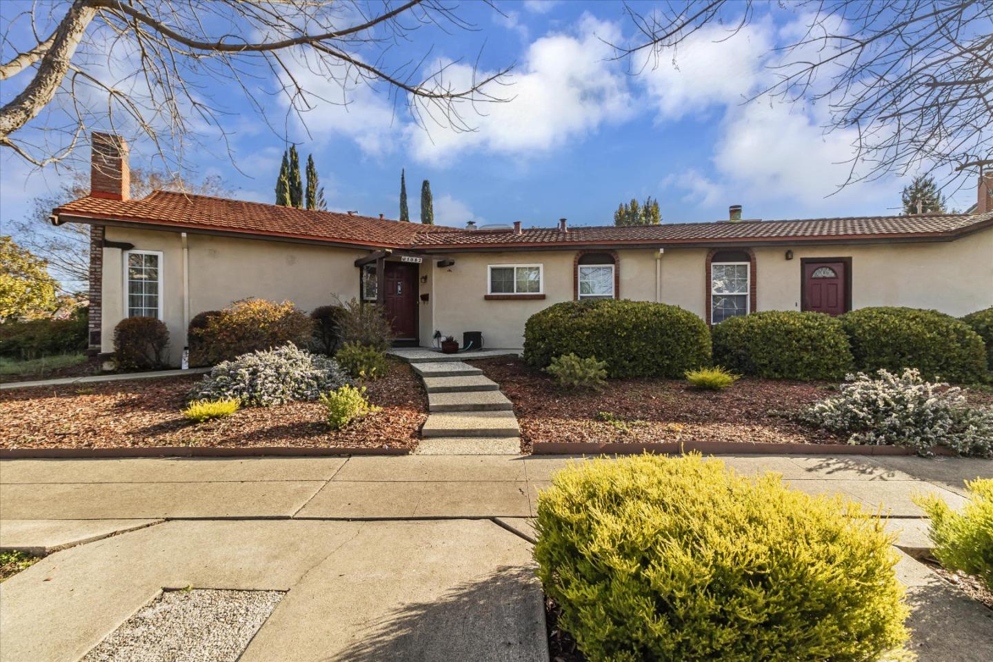 1082 Queen Anne DR