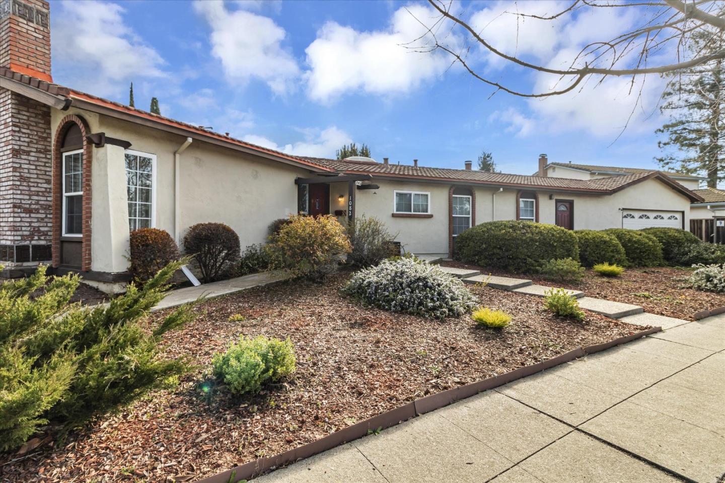 1082 Queen Anne DR