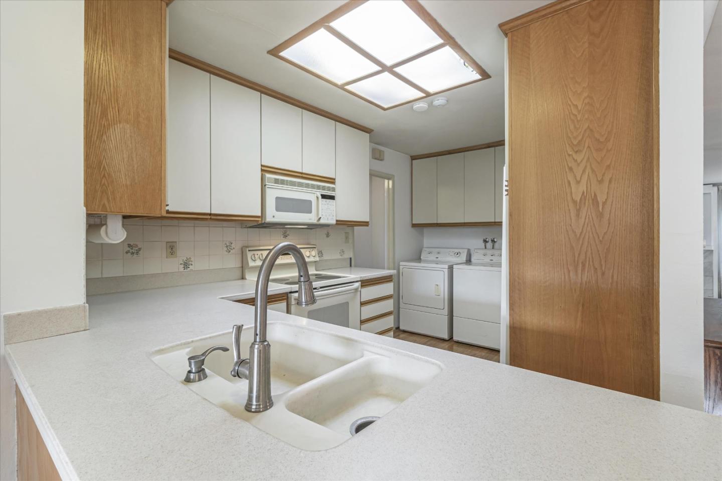 1082 Queen Anne DR