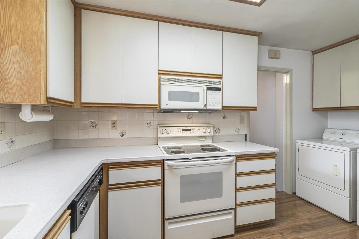 1082 Queen Anne DR