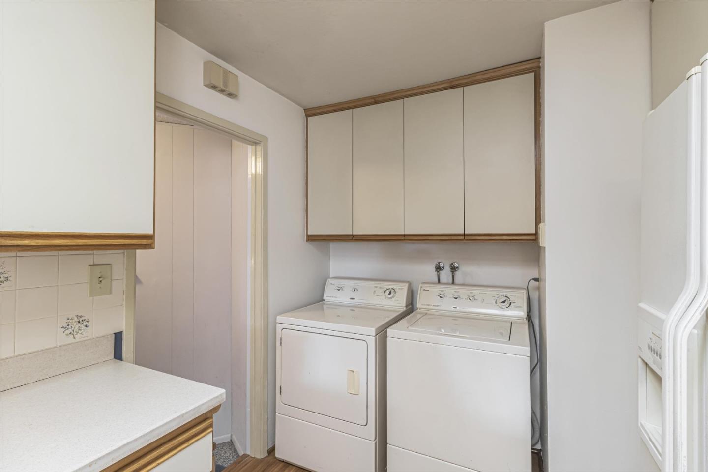 1082 Queen Anne DR