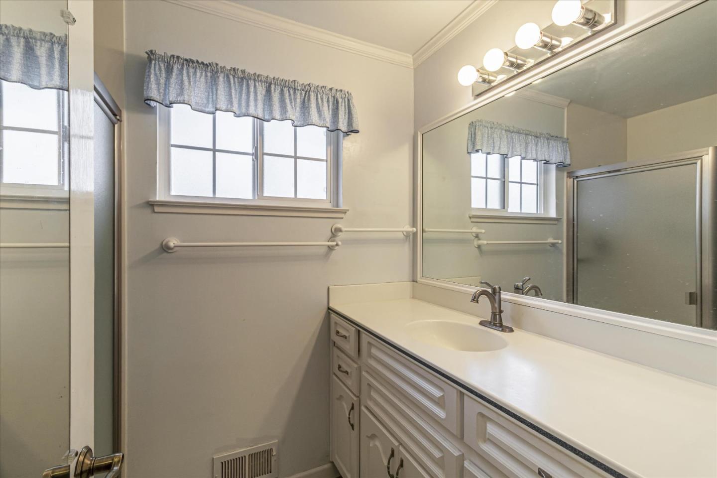 1082 Queen Anne DR