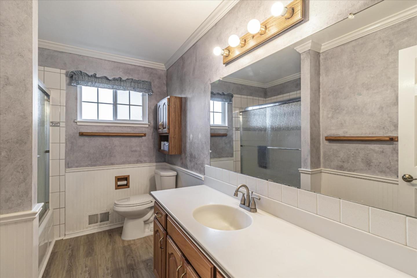 1082 Queen Anne DR