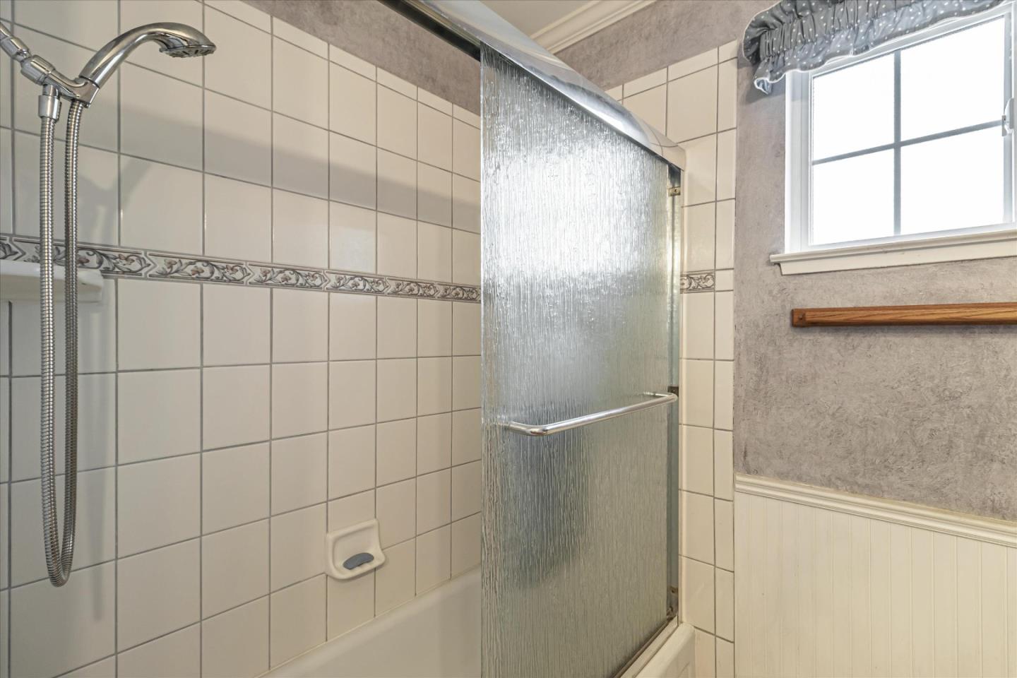1082 Queen Anne DR