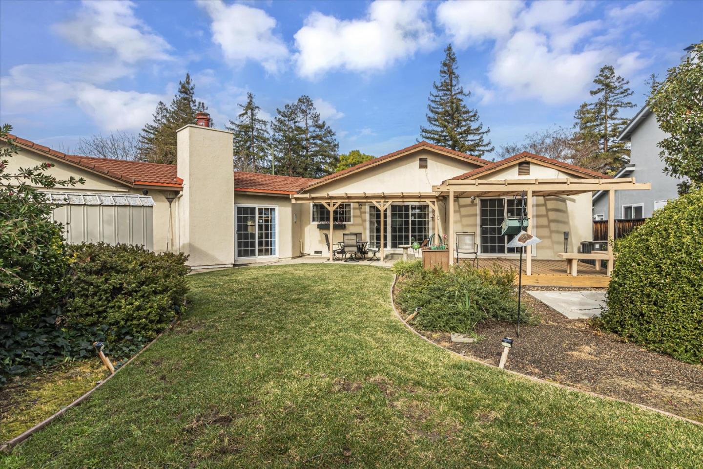 1082 Queen Anne DR