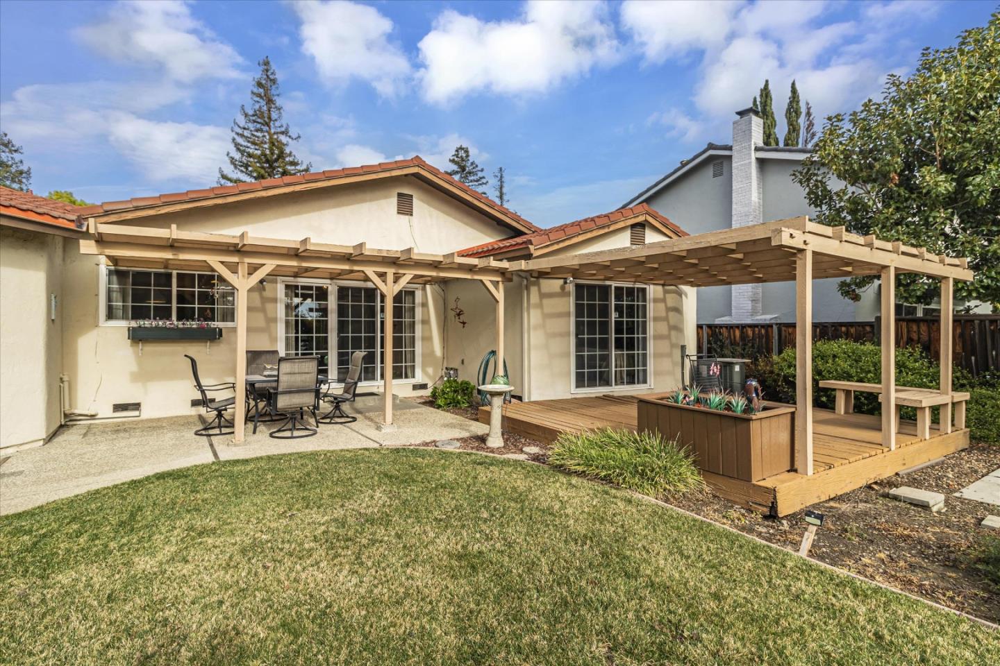 1082 Queen Anne DR