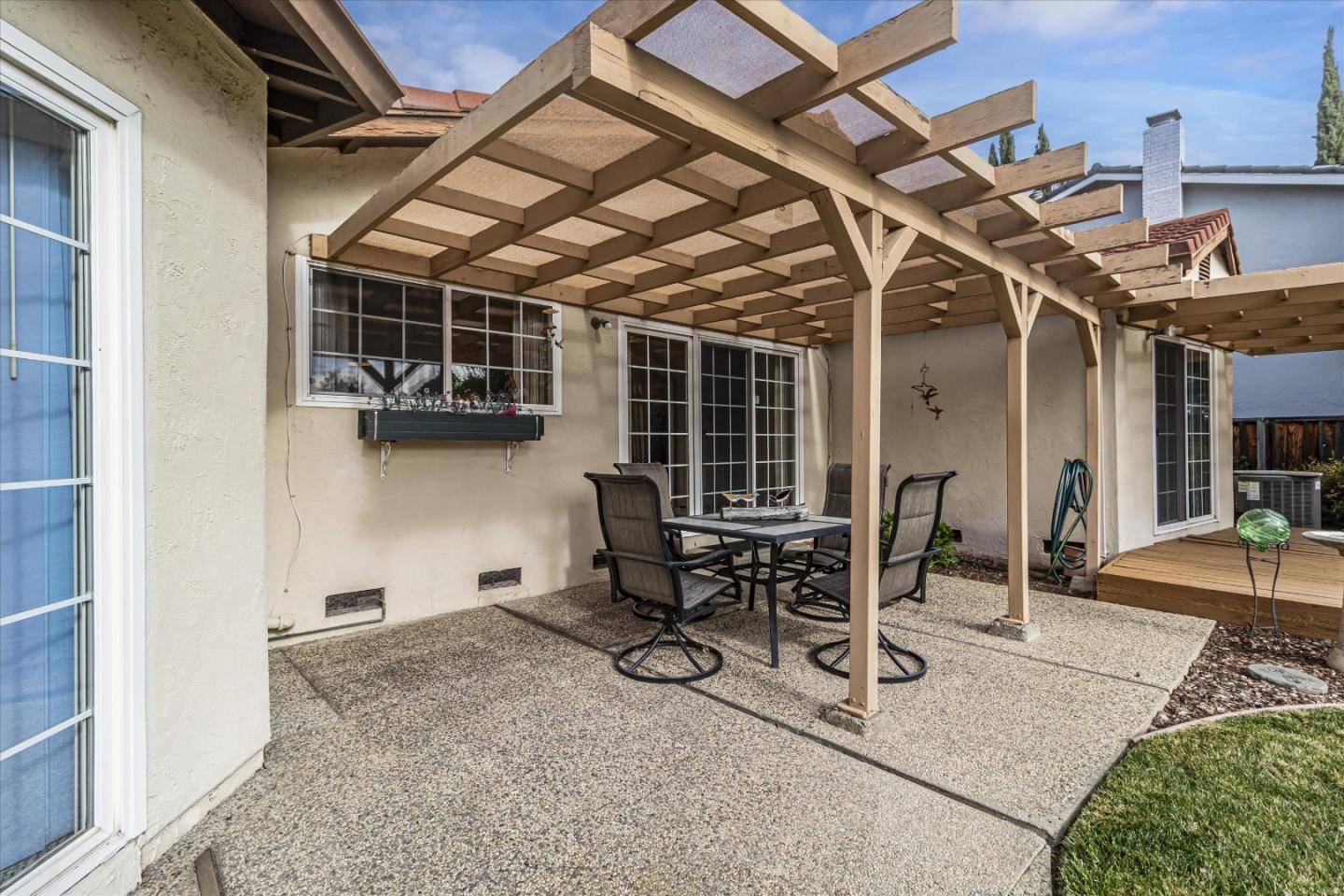1082 Queen Anne DR