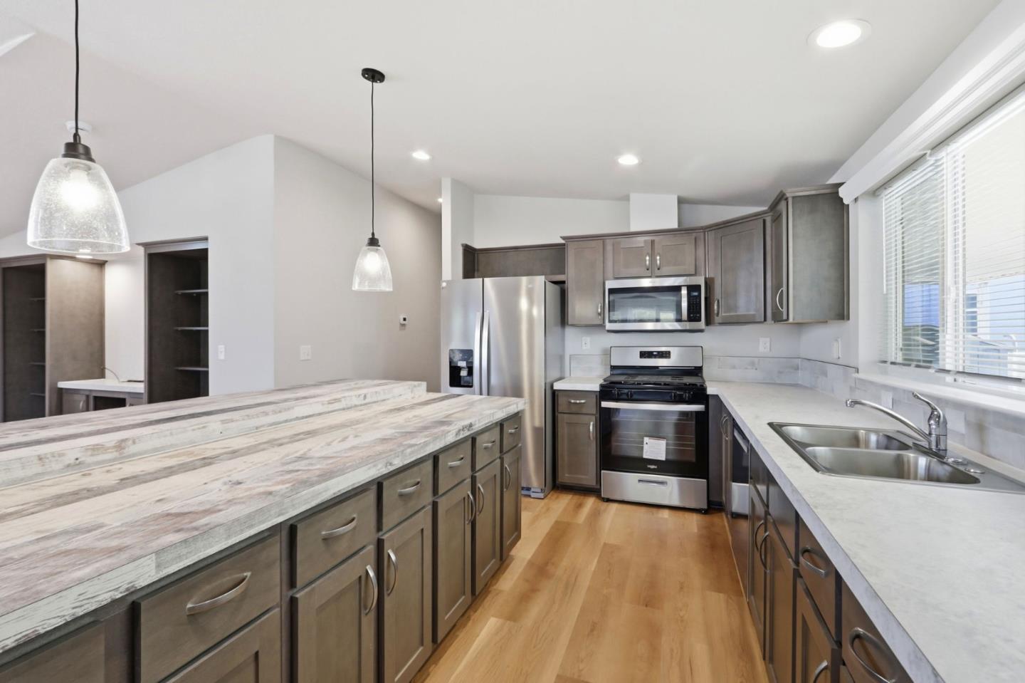 2052 Gold Street Unit: 7