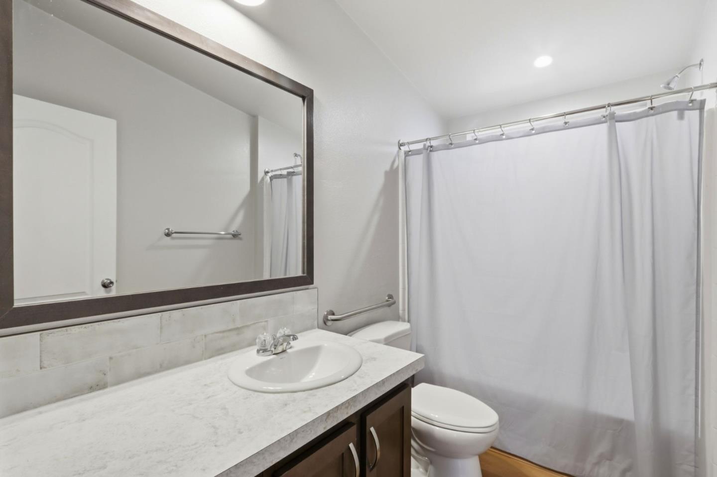 2052 Gold Street Unit: 7