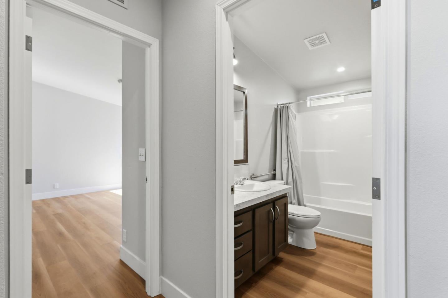 2052 Gold Street Unit: 7