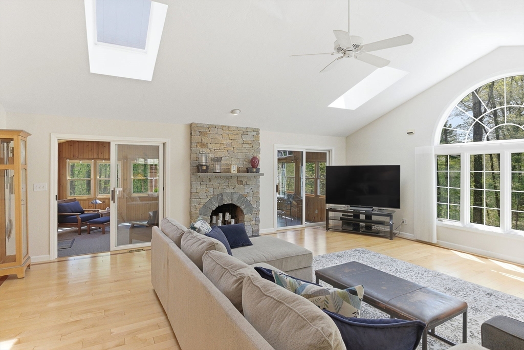 8 Valleywood Rd