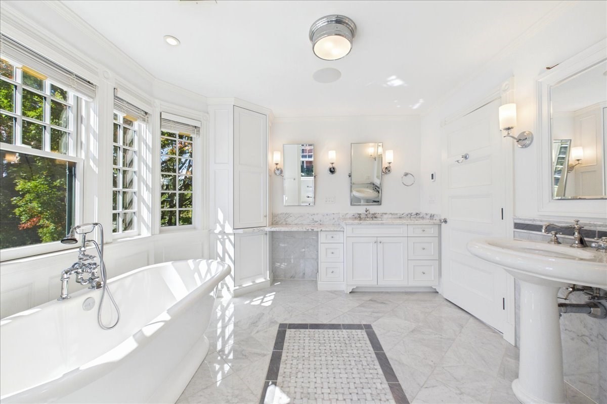 93 Village Ave