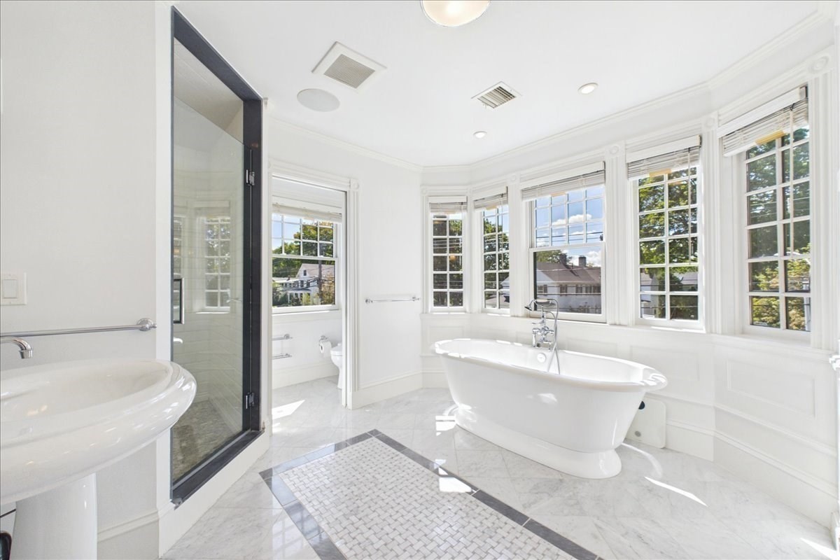 93 Village Ave
