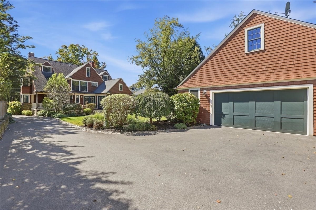 93 Village Ave